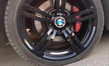 FOTO: V Špačinciach neznámy páchateľ odcudzil elektróny. HAKA hľadá vinníka