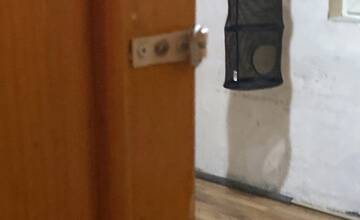 FOTO: Obvinení rodičia mali držať svoje deti zamknuté na reťaziach a bez jedla