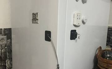 FOTO: Obvinení rodičia mali držať svoje deti zamknuté na reťaziach a bez jedla