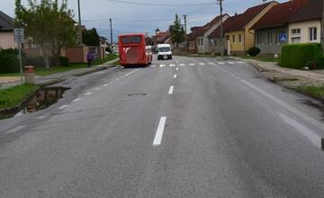 FOTO: Zrazeného cyklistu v Kútoch zachraňoval vrtuľník, zrazil ho autobus