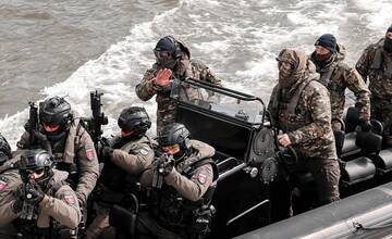 FOTO: Elitné policajné jednotky absolvovali výcvik na Dunaji