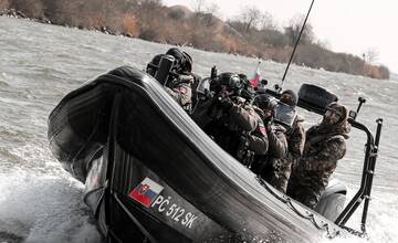 FOTO: Elitné policajné jednotky absolvovali výcvik na Dunaji