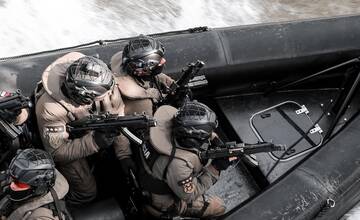 FOTO: Elitné policajné jednotky absolvovali výcvik na Dunaji