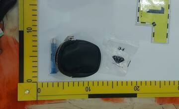 FOTO: Pri domovej prehliadke našli u 27-ročného muža zbrane, náboje a pervitín