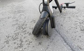 FOTO: Matka s dcérou na e-kolobežke sa zrazili s autom