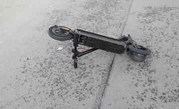 FOTO: Matka s dcérou na e-kolobežke sa zrazili s autom