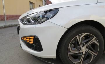 FOTO: Matka s dcérou na e-kolobežke sa zrazili s autom