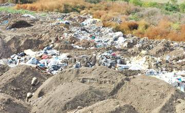 FOTO: Muž z Dunajskej Stredy vytvoril pri Bratislave nelegálnu skládku 200-tisíc ton odpadu, nebolo to prvýkrát