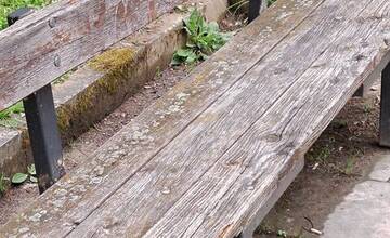 FOTO: Katastrofálny stav piešťanských lavičiek, zožiera ich hniloba