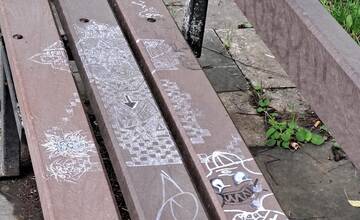 FOTO: Katastrofálny stav piešťanských lavičiek, zožiera ich hniloba