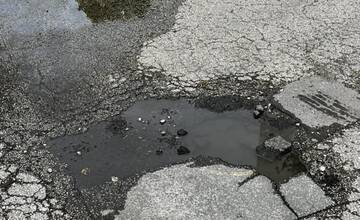 FOTO: Výtlky na cestách v Piešťanoch