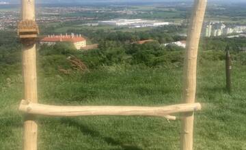 FOTO: Zničený fotopoint na vyhliadke Šianec v Hlohovci