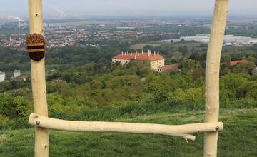 FOTO: Zničený fotopoint na vyhliadke Šianec v Hlohovci