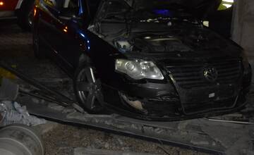 FOTO: Vodič pod vplyvom alkoholu nabúral vo Veľkom Mederi do plota