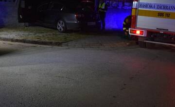 FOTO: Vodič pod vplyvom alkoholu nabúral vo Veľkom Mederi do plota