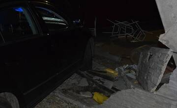 FOTO: Vodič pod vplyvom alkoholu nabúral vo Veľkom Mederi do plota