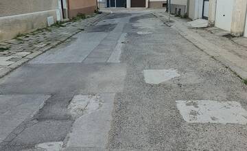 FOTO: Cesta v Piešťanoch opravená obyvateľmi