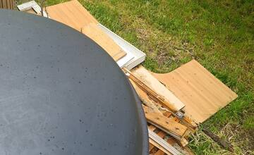 FOTO: Odpad pri kontajneroch