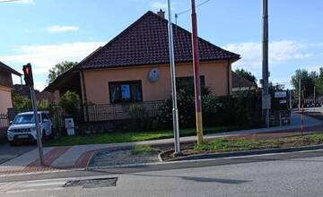 FOTO: Strom uprostred cyklochodníka