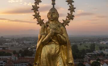 FOTO: Socha Panny Mária na mestskej veži