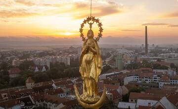 FOTO: Socha Panny Mária na mestskej veži