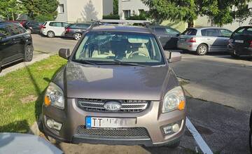 FOTO: Poškodené auto pri ihrisku