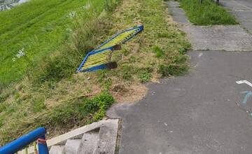 FOTO: Poškodené zábradlie v Piešťanoch