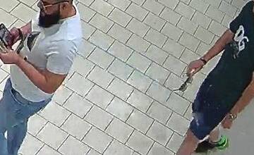 FOTO: Hlohovská polícia pátra po dvoch mužoch