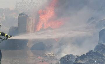 FOTO: Požiar recyklačného strediska