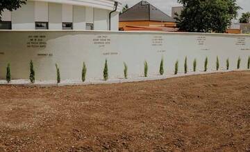 FOTO: Cintorín v Zavare prešiel obnovou: Nové chodníky, osvetlenie a pamätník nenarodeným deťom