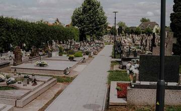 FOTO: Cintorín v Zavare prešiel obnovou: Nové chodníky, osvetlenie a pamätník nenarodeným deťom