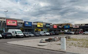 FOTO: Parkovisko pred Mobelixom sa zaplnilo po tom, čo zaviedli rampy pred Tesco Extra