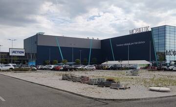 FOTO: Parkovisko pred Mobelixom sa zaplnilo po tom, čo zaviedli rampy pred Tesco Extra