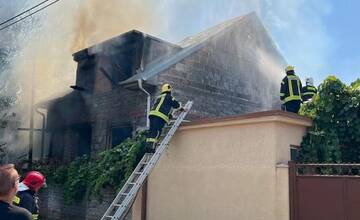 FOTO: Rozostavaný rodinný dom v Šoporni zachvátili plamene