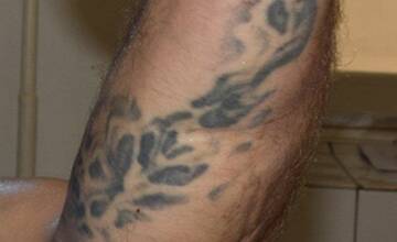 FOTO: Tetovania neznámeho mŕtveho muža