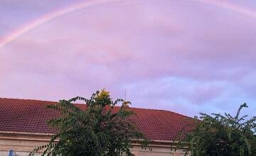 FOTO: Nad Trnavou sa objavila krásna dúha. Takto ju zachytili obyvatelia