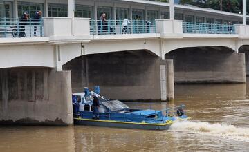 FOTO: V Piešťanoch oslobodili druhý pilier Kolonádového mosta