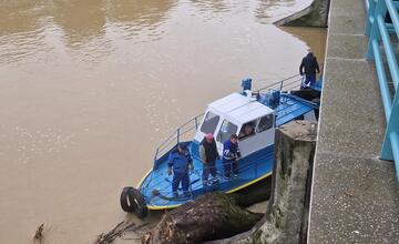 FOTO: V Piešťanoch oslobodili druhý pilier Kolonádového mosta
