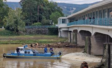 FOTO: V Piešťanoch oslobodili druhý pilier Kolonádového mosta