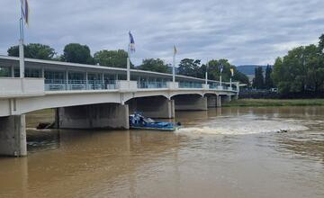 FOTO: V Piešťanoch oslobodili druhý pilier Kolonádového mosta