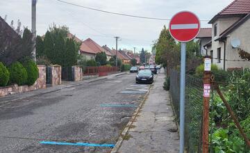 FOTO: Senica zmenila organizáciu dopravy v okolí gymnázia