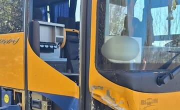 FOTO: Vážna dopravná nehoda autobusu a osobného auta medzi obcami Kúty a Holíč