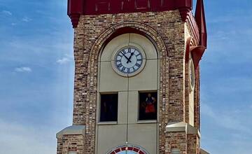 FOTO: Sochy z obce Borová boli odhalené na americkom orloji