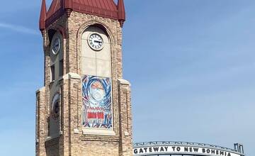 FOTO: Sochy z obce Borová boli odhalené na americkom orloji