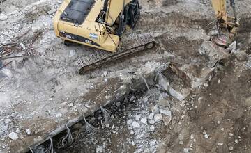 FOTO: Odstraňovanie starého mosta pri Holíči