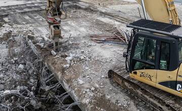 FOTO: Odstraňovanie starého mosta pri Holíči