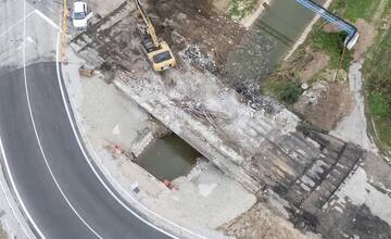 FOTO: Odstraňovanie starého mosta pri Holíči