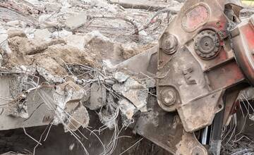 FOTO: Odstraňovanie starého mosta pri Holíči