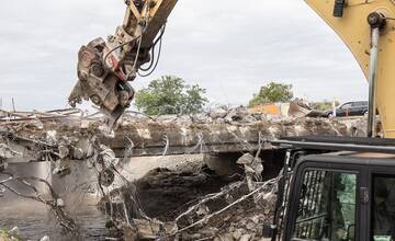 FOTO: Odstraňovanie starého mosta pri Holíči