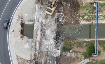 FOTO: Odstraňovanie starého mosta pri Holíči